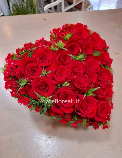Cuore di rose colore rosso